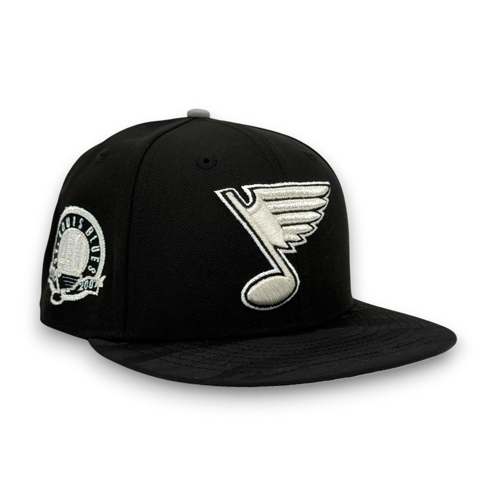  St. Louis Blues 40th 59FIFTY New Era Back Hat-A black flat-brim baseball cap featuring an embroidered white St. Louis Blues logo on the front and a circular white patch on the side, set against a plain white background.
