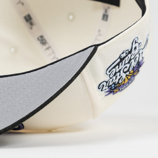Close-up of a cap with a logo on a white background - grey uv -